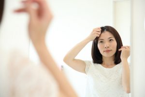 ショートヘアの女性