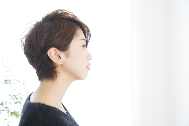 ショートヘアの女性