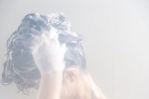 髪を洗う女性