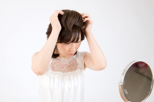 ウィッグをつけている女性
