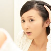 つむじを気にする女性