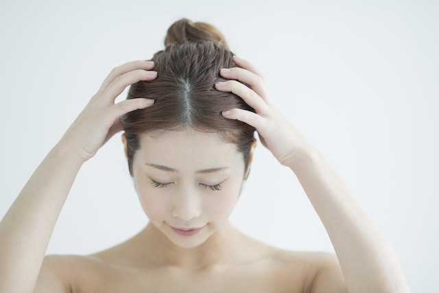 女性ホルモンの分泌が減少する30代女性の薄毛対策8選 頭皮マッサージなど簡単にできる方法を紹介 Hanabusa Co Medical
