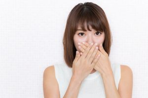鼻を塞ぐ女性