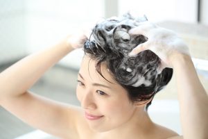 頭を洗う女性