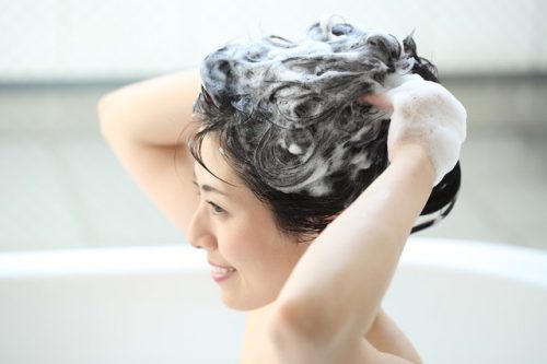 頭を洗う女性