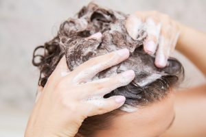 洗髪する女性