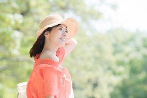涼し気な女性