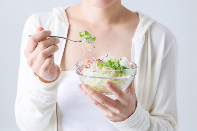 野菜を食べる女性