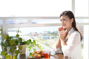 ランチをする女性