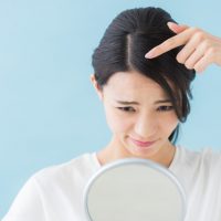 薄毛を気にする女性