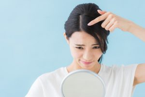 薄毛を気にする女性