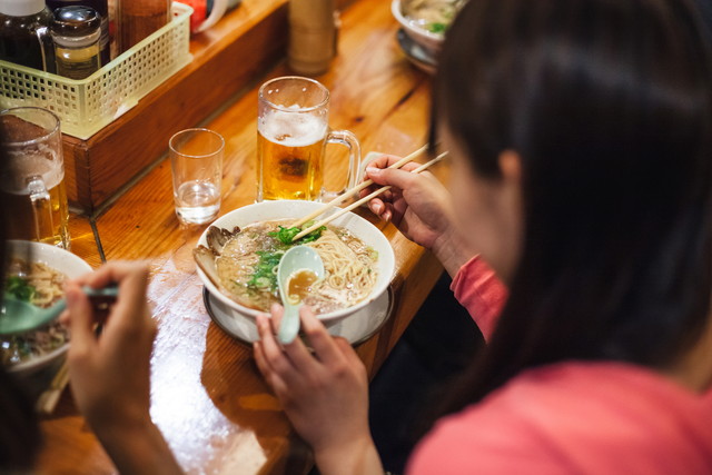 ラーメンを食べる女性