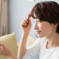 ヘアセットする女性