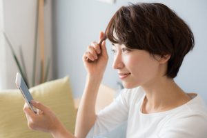 ヘアセットする女性