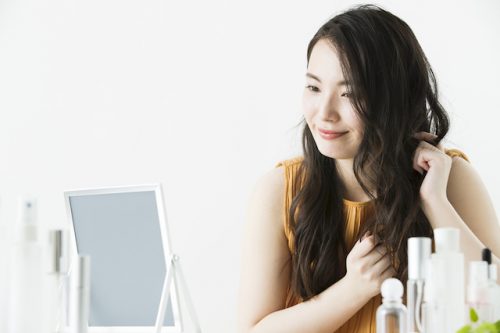 ヘアセットする女性